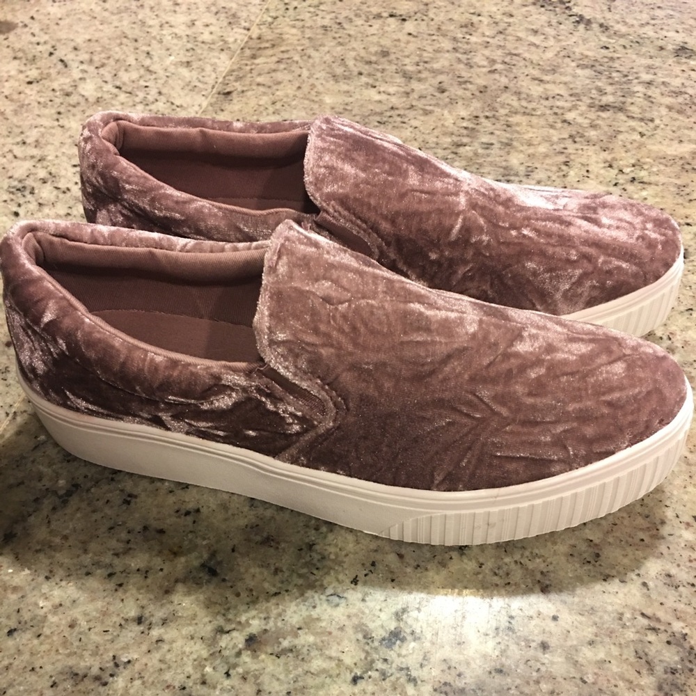 Fabletics size 10 sneakers